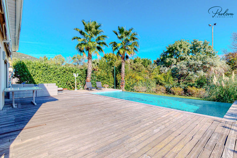 Villa - 252 m² - 7 pièces