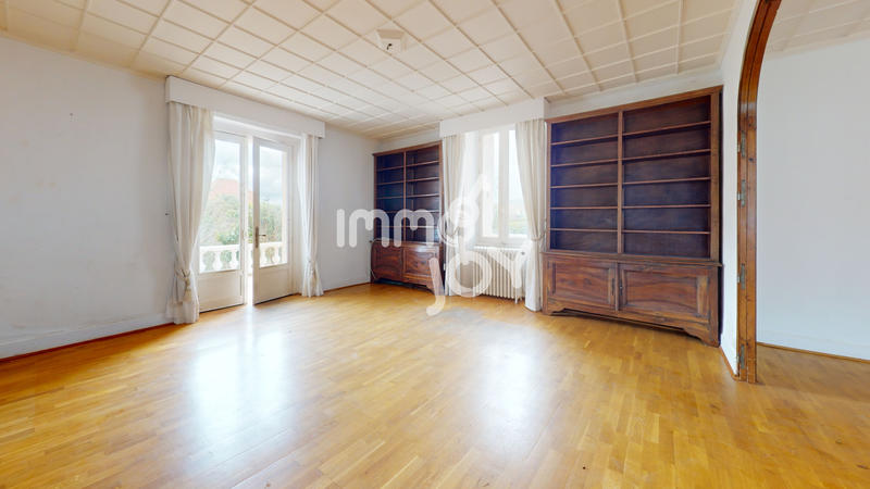 Maison - 214 m² - 7 pièces