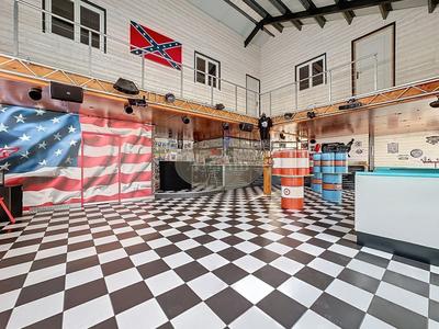 Local commercial - 200 m² - 8 pièces