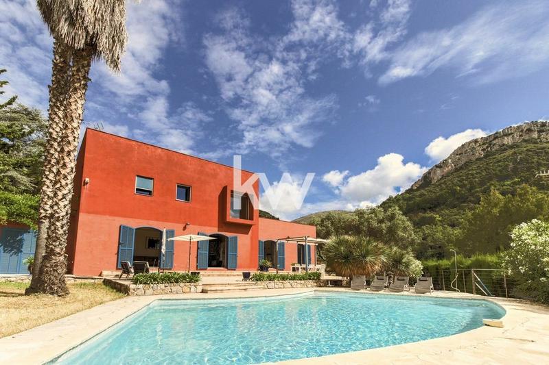 Maison - 230 m² - 8 pièces