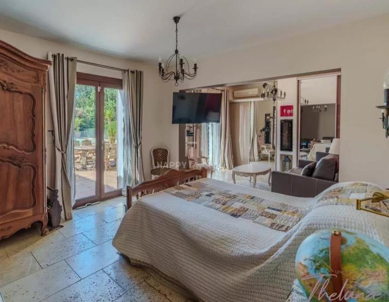 Propriété - 302 m² - 9 pièces