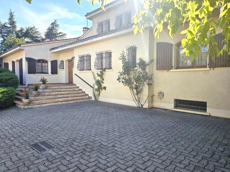 Maison - 280 m² - 8 pièces