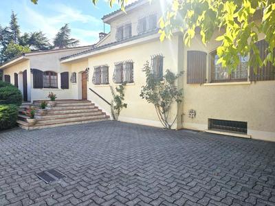 Maison - 280 m² - 8 pièces