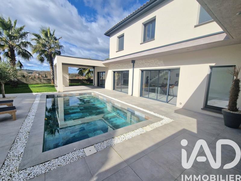 Maison - 230 m² - 9 pièces