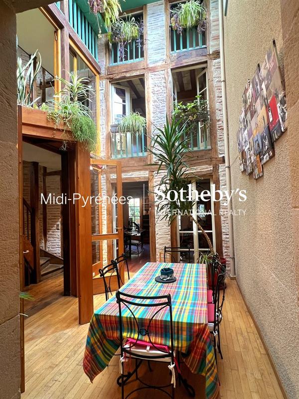 Maison - 377 m² - 12 pièces