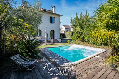 Maison traditionnelle - 250 m² - 5 pièces