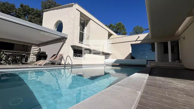 Villa - 258 m² - 8 pièces