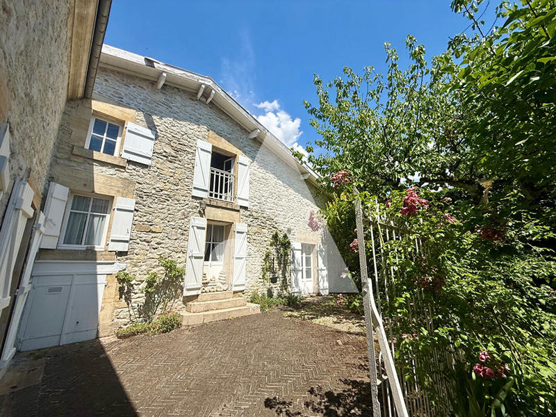 Maison - 310 m² - 11 pièces