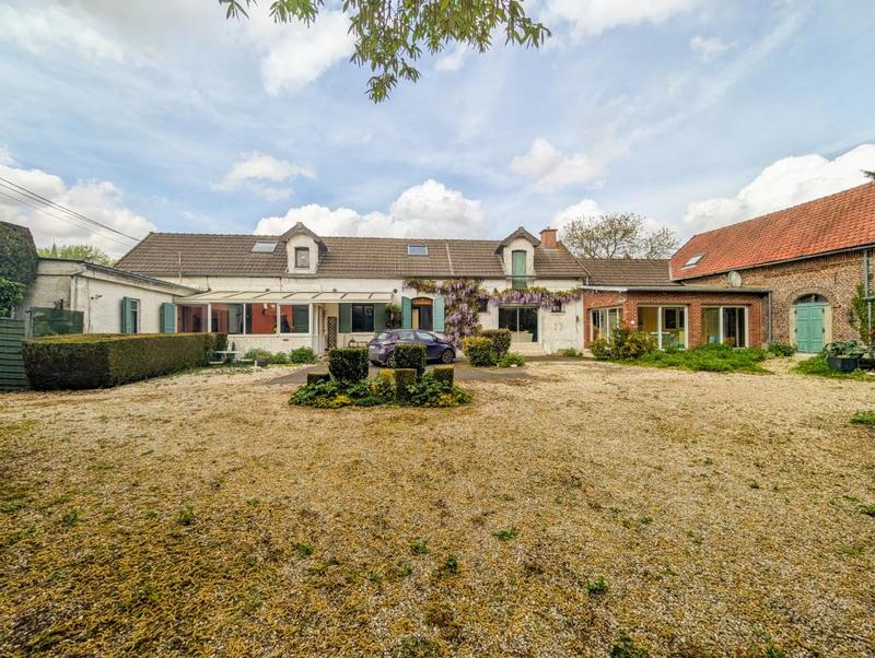 Propriété - 325 m² - 13 pièces