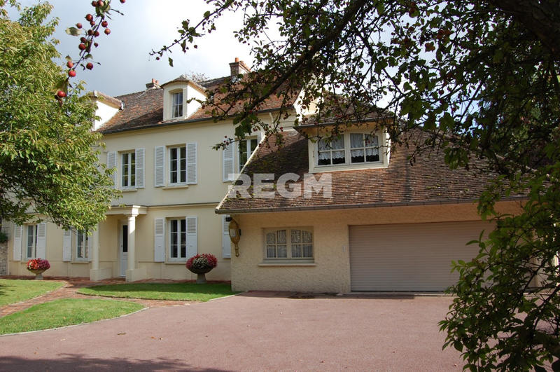 Propriété - 360 m² - 9 pièces