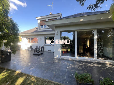 Maison - 250 m² - 6 pièces