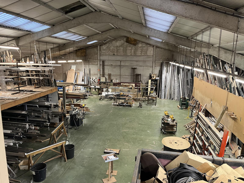 Local commercial - 1 500 m² - 8 pièces