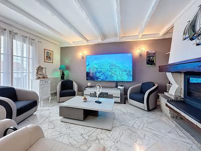 Maison - 230 m² - 9 pièces