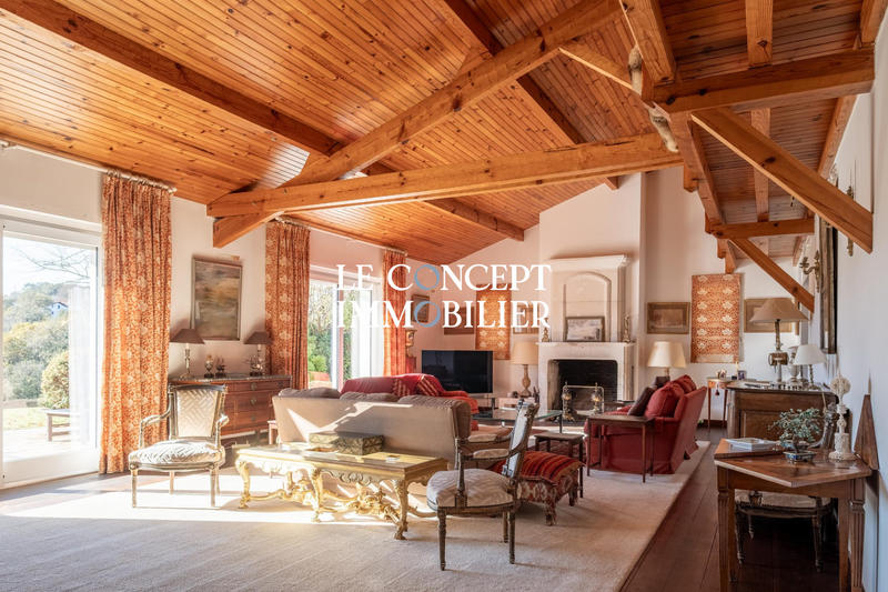 Maison - 300 m² - 10 pièces