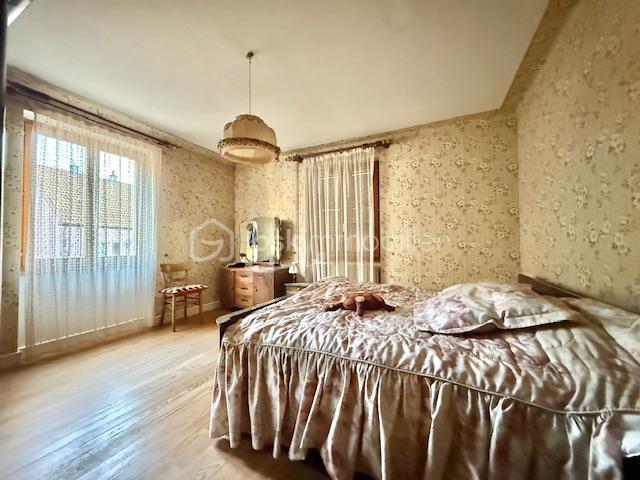 Maison traditionnelle - 210 m² - 10 pièces