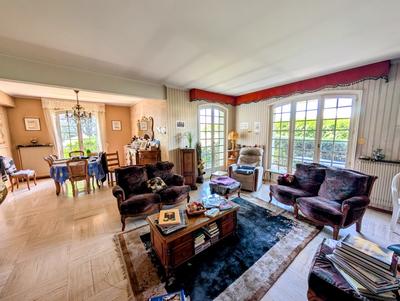 Maison - 232 m² - 8 pièces