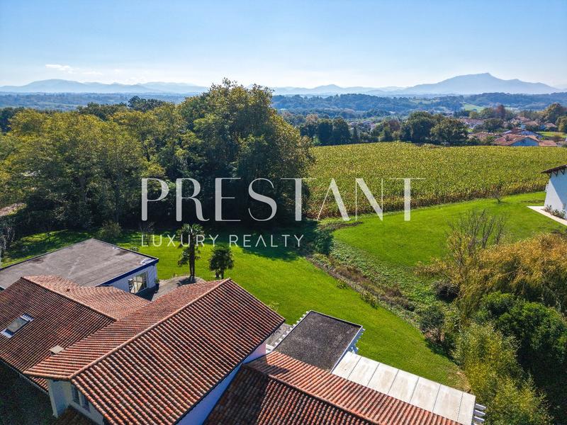 Maison - 290 m² - 9 pièces