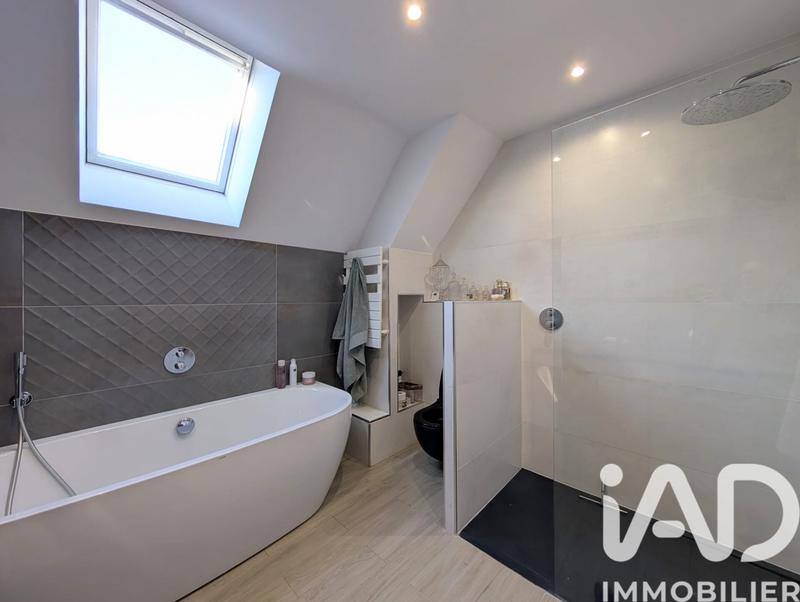 Maison - 213 m² - 8 pièces