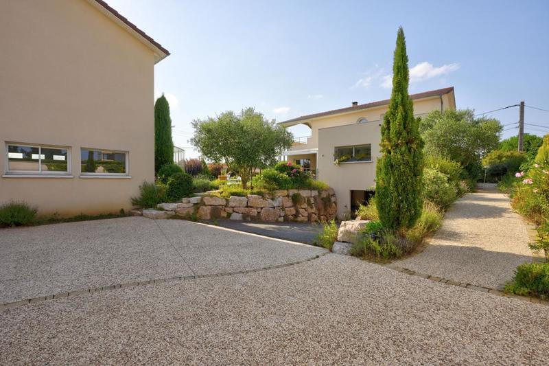 Maison - 240 m² - 8 pièces