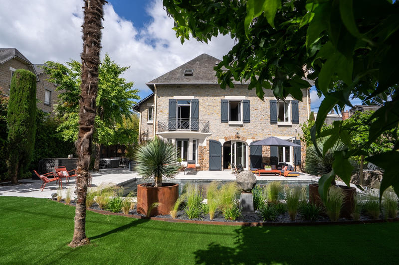 Maison - 260 m² - 10 pièces