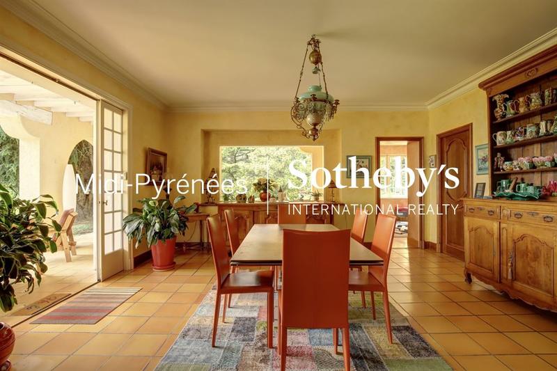 Maison - 355 m² - 10 pièces