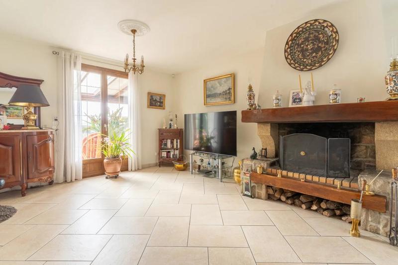 Maison - 220 m² - 8 pièces