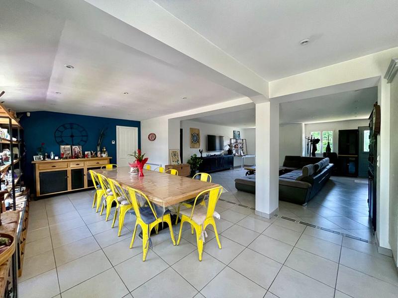 Maison - 230 m² - 7 pièces