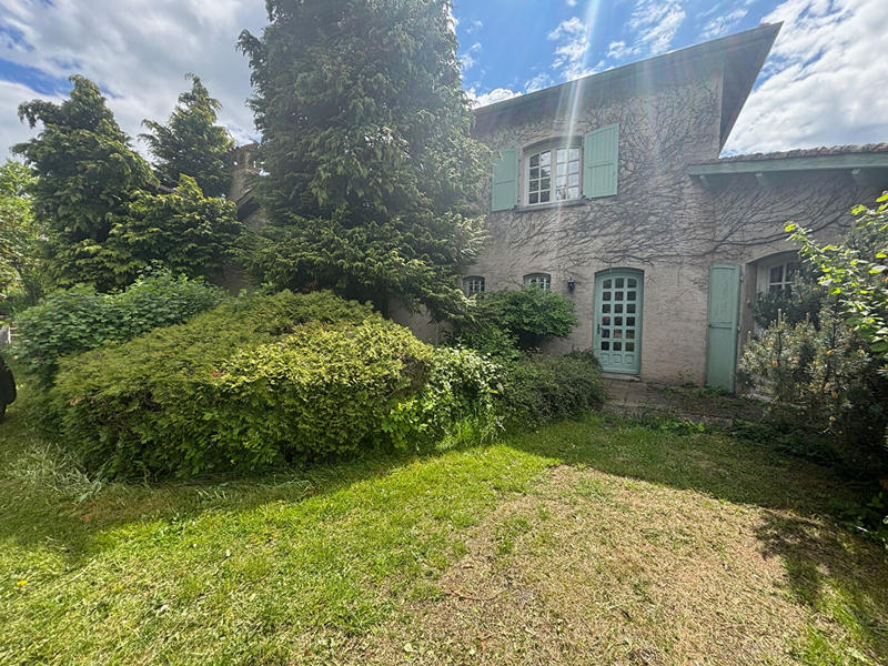 Maison - 235 m² - 9 pièces