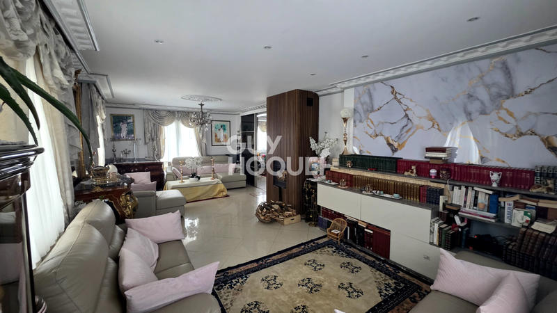 Maison - 275 m² - 12 pièces