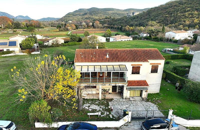 Villa - 215 m² - 9 pièces