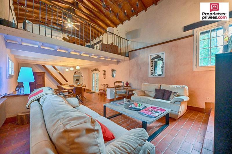 Maison - 330 m² - 9 pièces