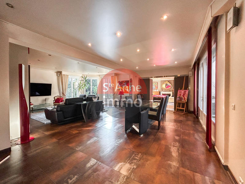 Maison - 280 m² - 9 pièces