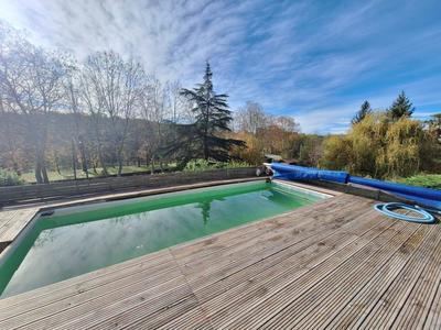 Maison - 225 m² - 9 pièces