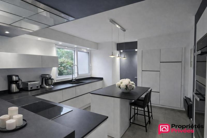 Maison - 229 m² - 9 pièces