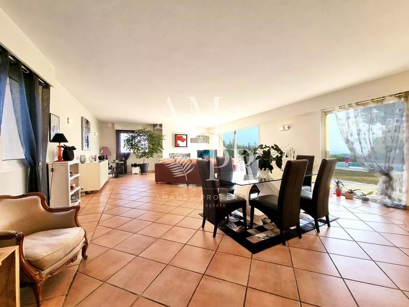 Villa - 215 m² - 8 pièces