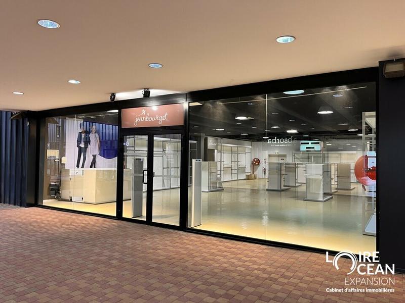 Local commercial - 1 600 m²