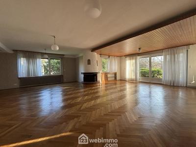 Maison - 370 m² - 11 pièces