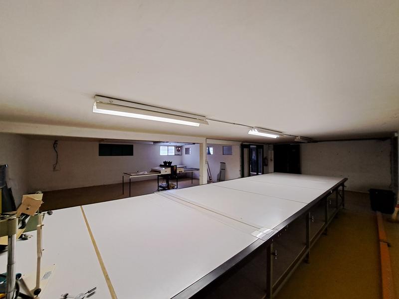 Local d'activité / Entrepôt - 2 161 m² - 3 pièces