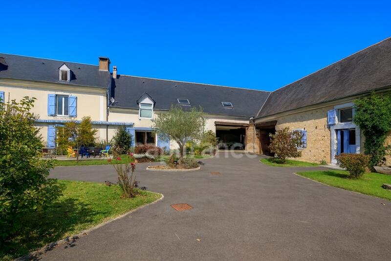 Maison - 555 m² - 10 pièces