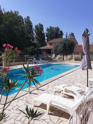 Villa - 239 m² - 8 pièces