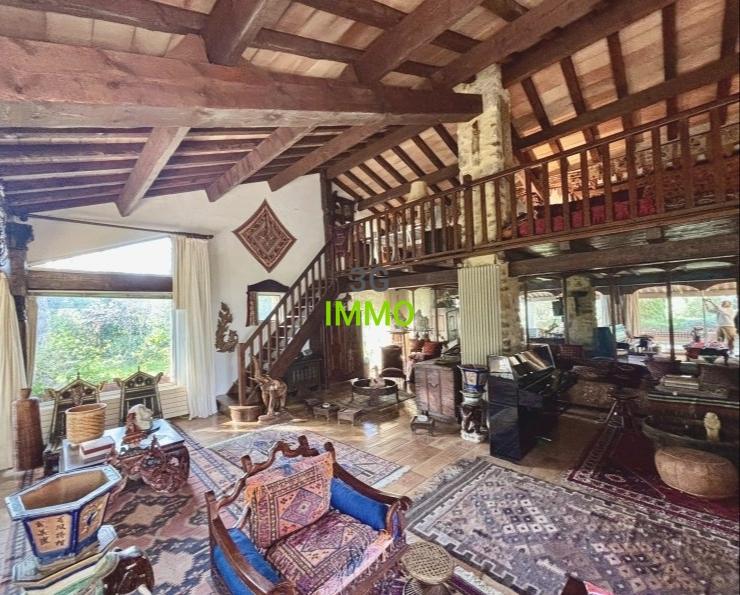 Propriété - 215 m² - 7 pièces