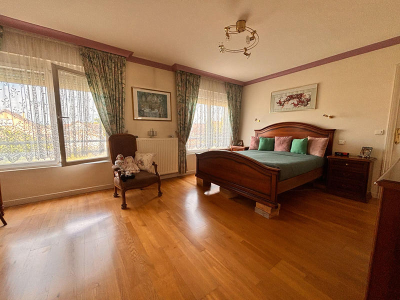 Maison - 202 m² - 7 pièces