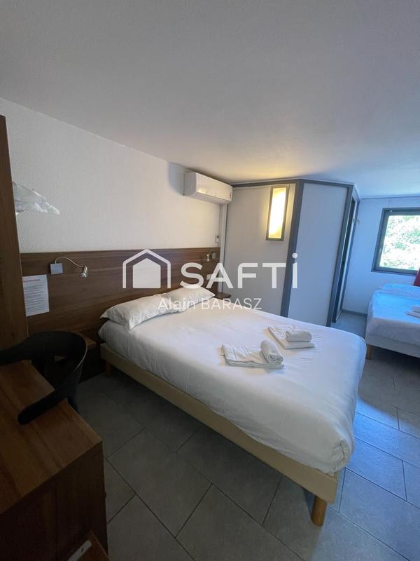 Local commercial - 1 050 m² - 50 pièces