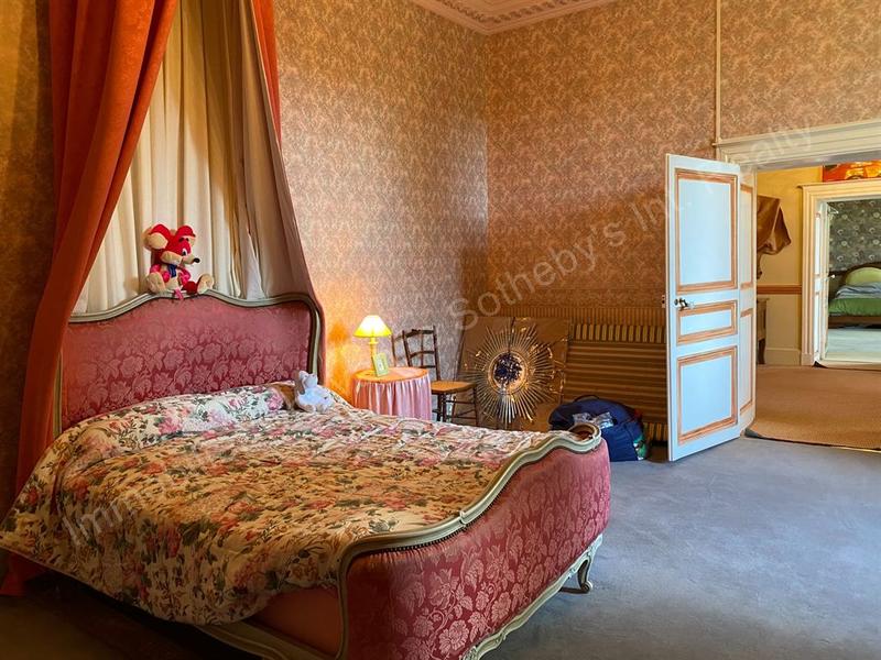 Maison - 552 m² - 11 pièces