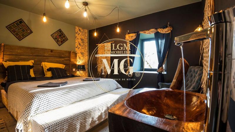 Maison - 1 046 m² - 29 pièces