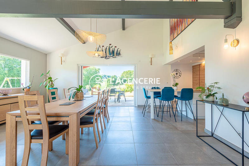 Maison - 220 m² - 5 pièces