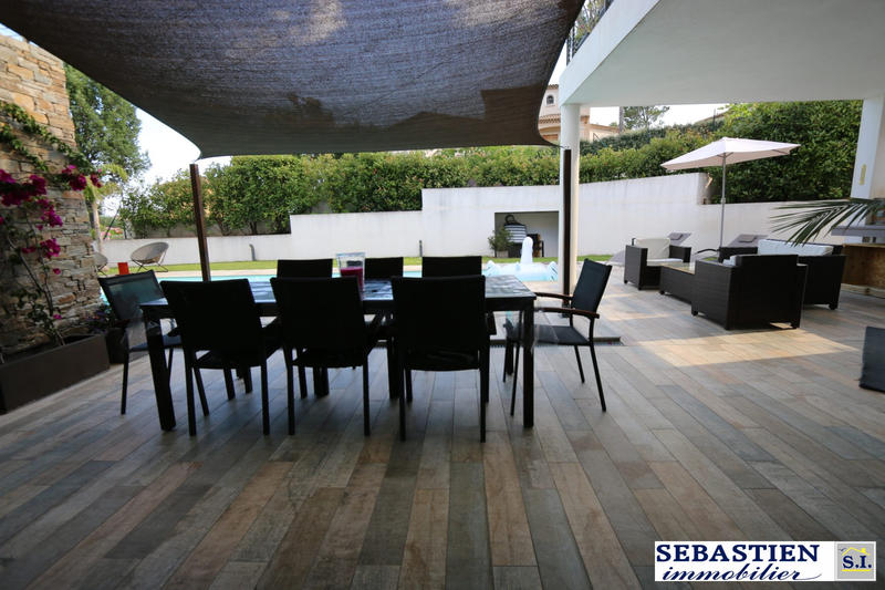 Maison contemporaine - 243 m² - 7 pièces