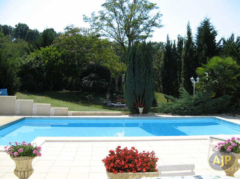 Maison - 260 m² - 8 pièces