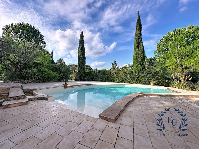 Maison - 218 m² - 7 pièces