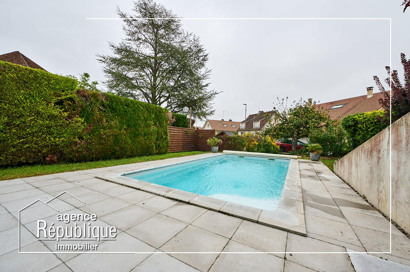 Maison - 220 m² - 6 pièces